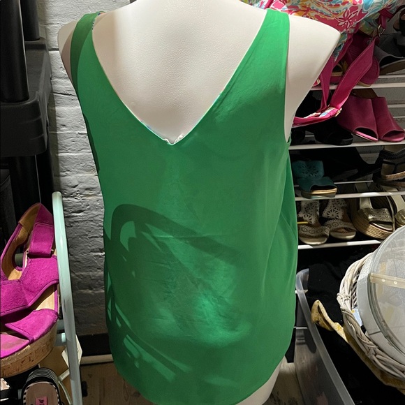 Reversible Floral or Green V-Neck Sleeveless Top - Picture 3 of 4